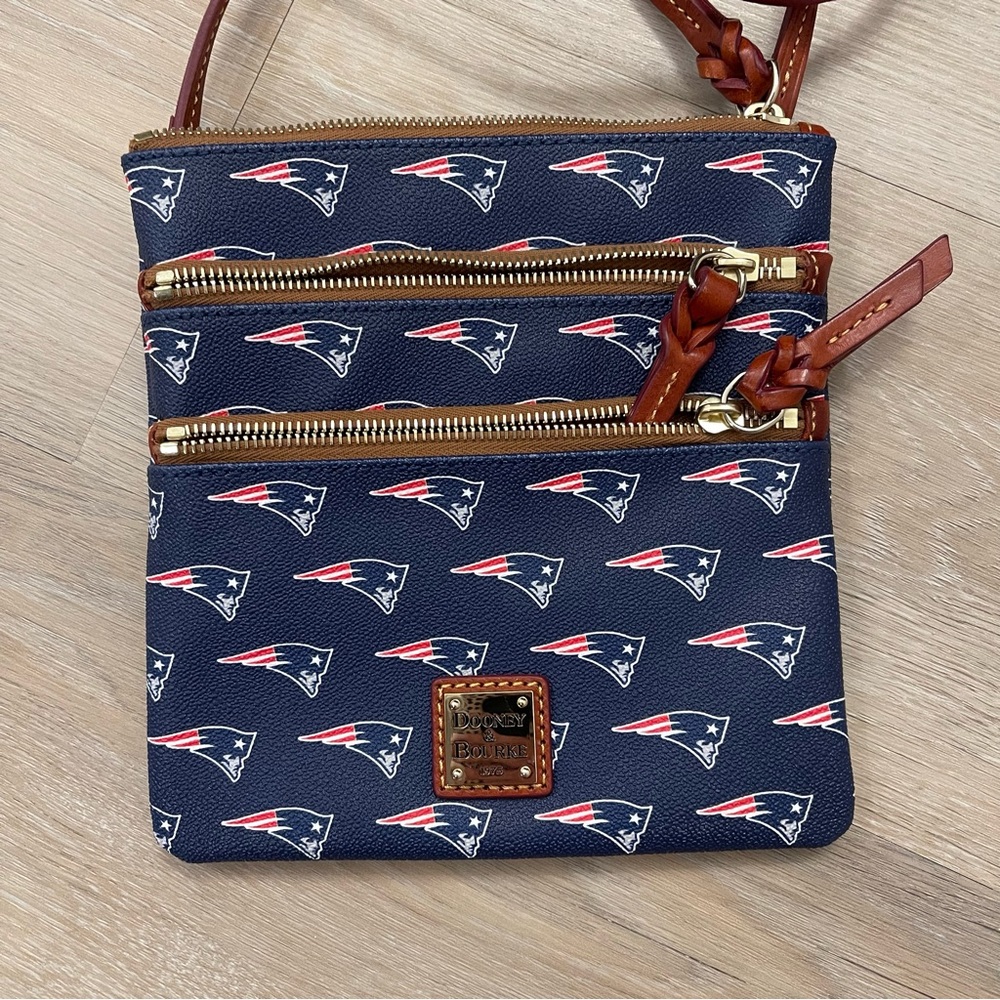 NWOT Dooney & Bourke NFL New England Patriots North/South Triple Zip